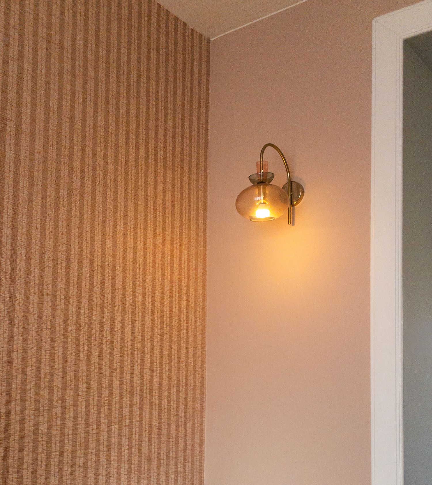 Wandlamp bij gestreept behang in Oegstgeest