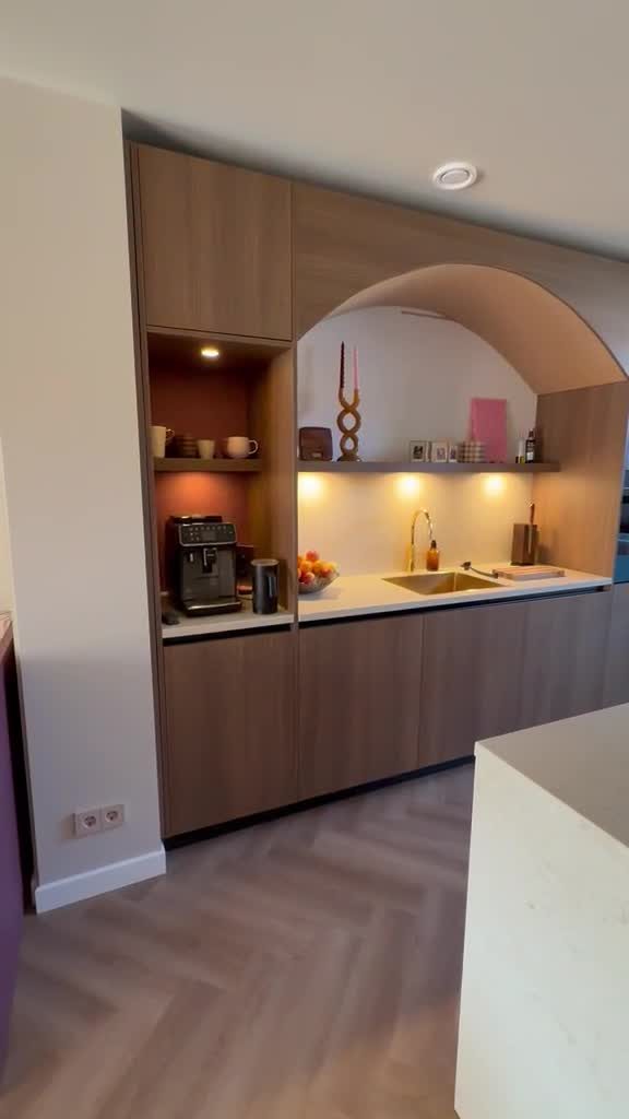 Keuken met spoelbak onder een boogvormige nis in Schiedam